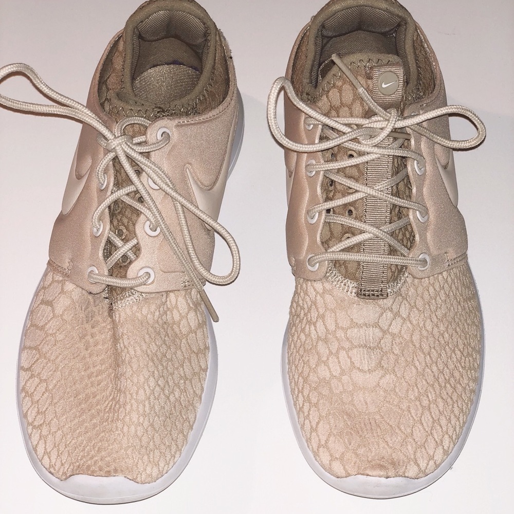 Nike Snakeskin Roshe Women’s Size 8.5
